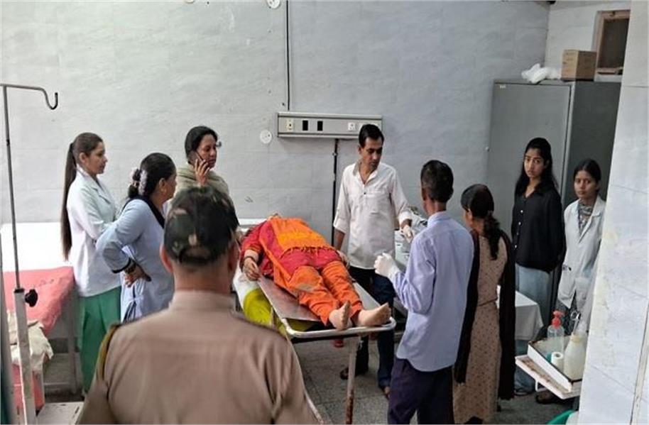 पानी पीने के लिए रुके परिवार पर अचानक गिरी चट्टान, महिला की मौत, 7 घायल