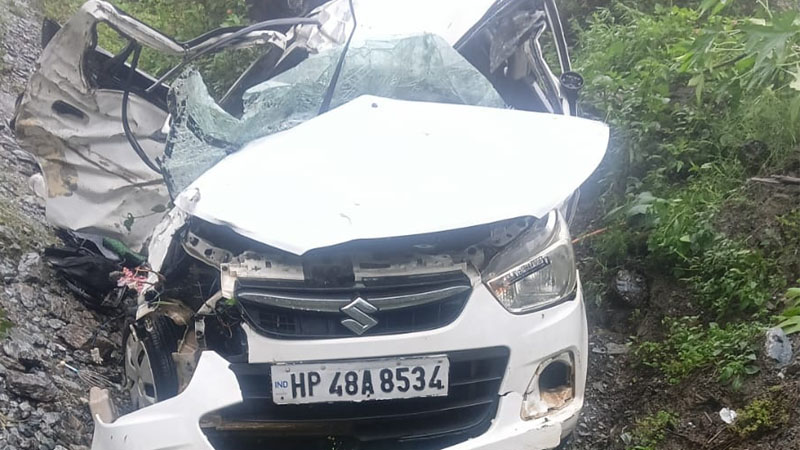 कार के गहरी खाई में गिरने से 3 माह के नवजात सहित एक ही परिवार के 5 लोगों की मौत