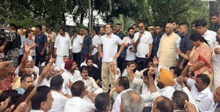 राहुल-प्रियंका, PM आवास के पास धरने पर बैठे, हिरासत में लिए गए कांग्रेस सांसद