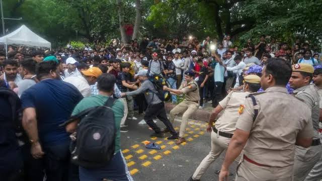 CJP का संसद चलो मार्च : प्रदर्शनकारियों की भीड़ हुई बेकाबू, बैरिकेडिंग तोड़ी, पुलिस ने किया लाठीचार्ज