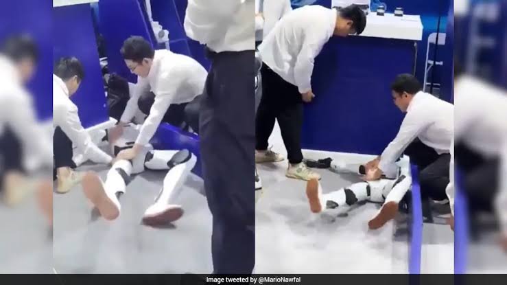 रोबोट ने मचाया बवाल! जमीन पर गिरकर हाथ-पैर पटकता रहा, Viral Video देख लोग हंसी नहीं रोक पाए…