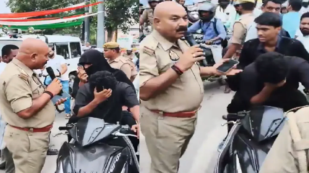 हर घर तिरंगा अभियान के तहत निकाली गई तिरंगा यात्रा के दौरान बुर्का पहनकर बाइक से जा रहे दो युवकों को पुलिस ने रोका…