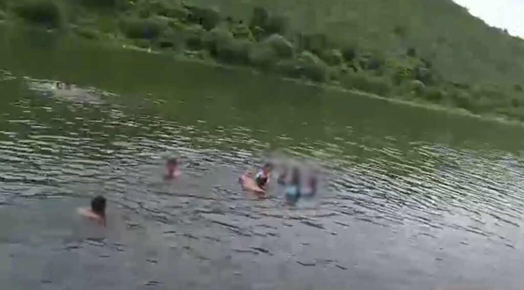 आपत्तिजनक हालत में नहाते हुए दिखा स्कूल का Principal निलंबित, तैरना सिखाने के बहाने छात्राओं को ले गया बांध,