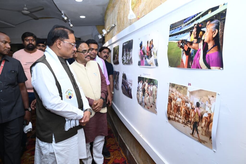 तस्वीरों ने ताजा कीं मुख्यमंत्री श्री विष्णु देव साय की पुरानी यादें : मुख्यमंत्री श्री विष्णुदेव साय ‘दृश्य संवाद 2026’ के समापन समारोह में हुए शामिल