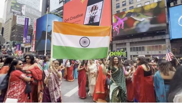 ‘साड़ी गोज ग्लोबल’: न्यूयॉर्क के Times Square पर दिखा भारत का फैशन, साड़ियों में सजी महिलाओं ने बिखेरा देसी रंग…