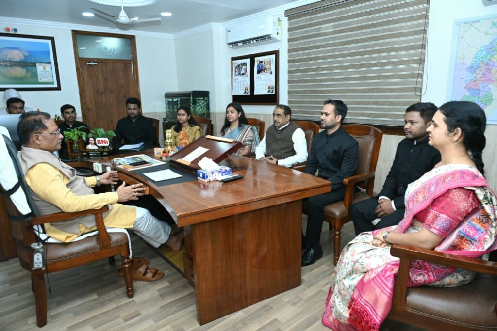 कर्तव्यनिष्ठ होकर जनसेवा एवं सुशासन के लिए जमीनी स्तर पर करें बेहतर कार्य : मुख्यमंत्री श्री विष्णु देव साय