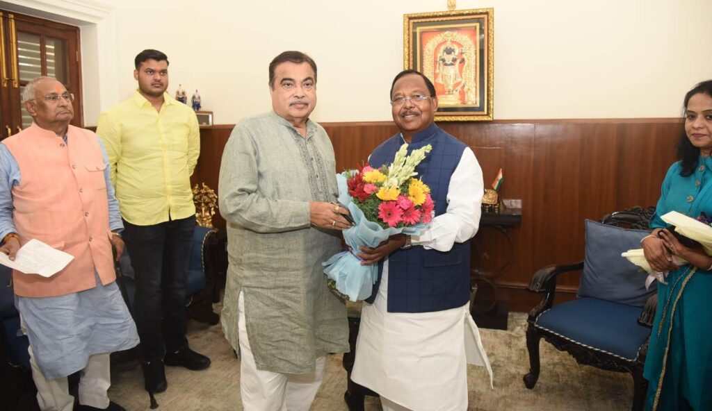 बलरामपुर और रामानुजगंज को जल्द मिलेगा बायपास की सौगात,मंत्री श्री रामविचार नेताम ने केंद्रीय परिवहन मंत्री श्री नितिन गडकरी से दिल्ली में की सौजन्य मुलाकात