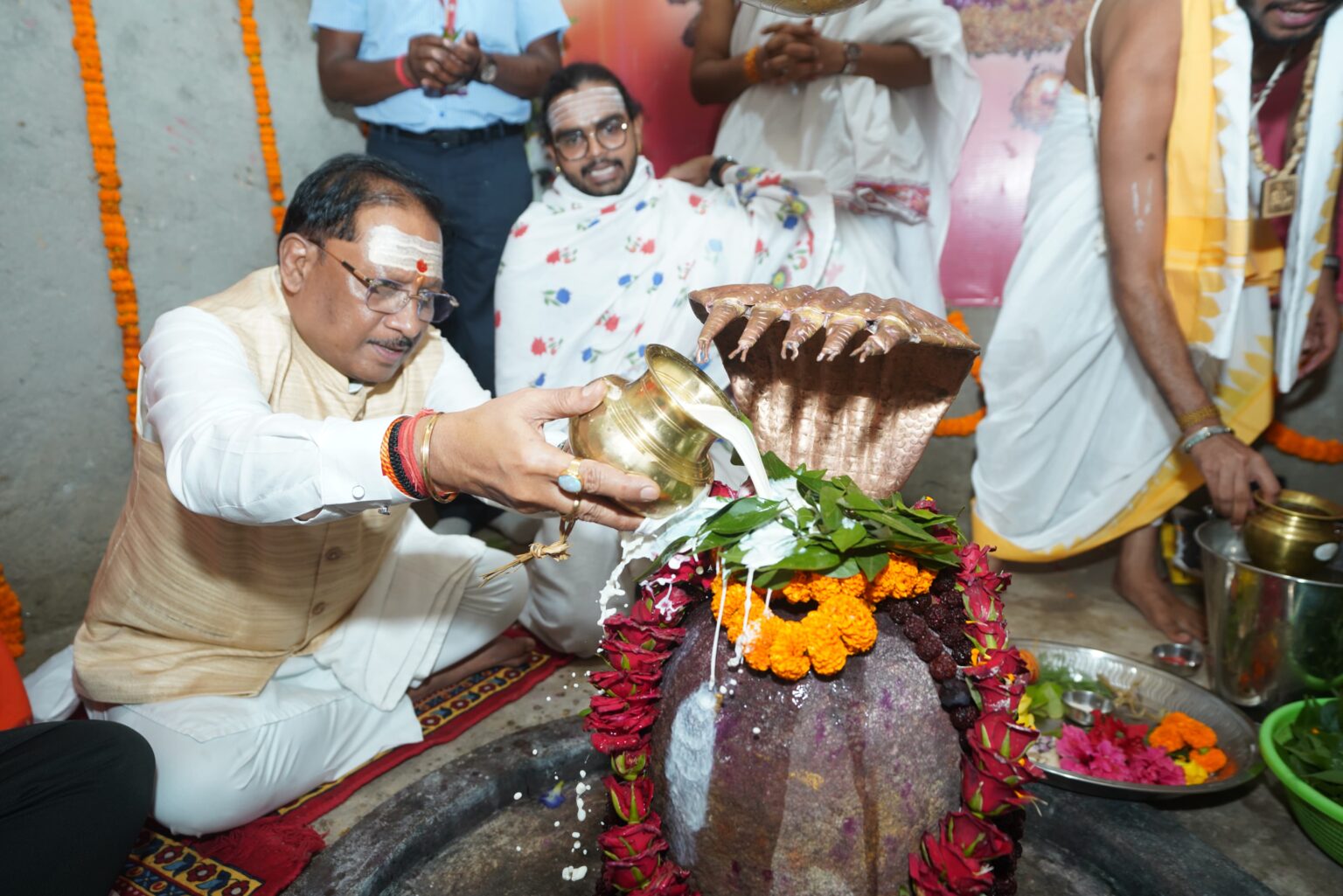 मुख्यमंत्री श्री विष्णुदेव साय ने बाबा कर्मेश्वर का किया रुद्राभिषेक, प्रदेशवासियों की सुख-समृद्धि और खुशहाली की कामना की