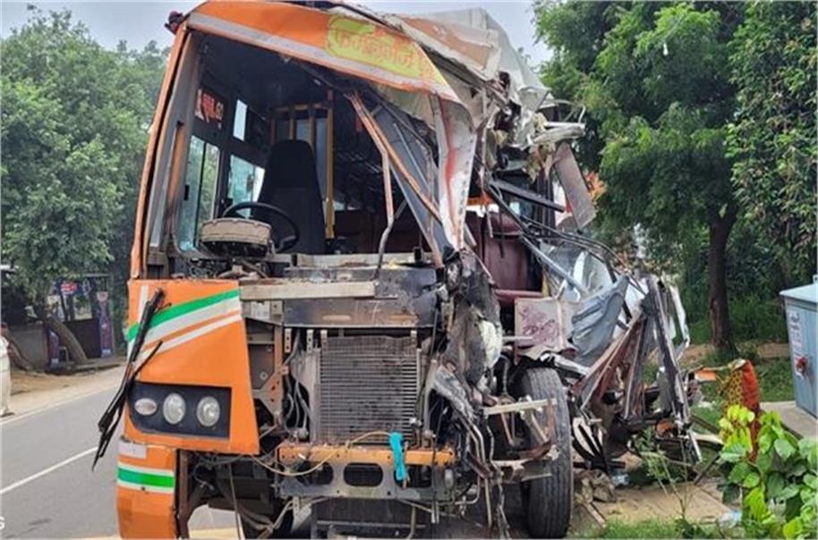 बुलंदशहर में बस-डंपर की टक्कर में बच्ची समेत 2 की मौत, 24 घायल,