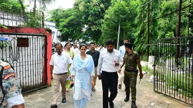 अचानक Collectorate पहुंचीं भागलपुर DM अलंकृता पांडेय; लेटलतीफी पर कड़क एक्शन