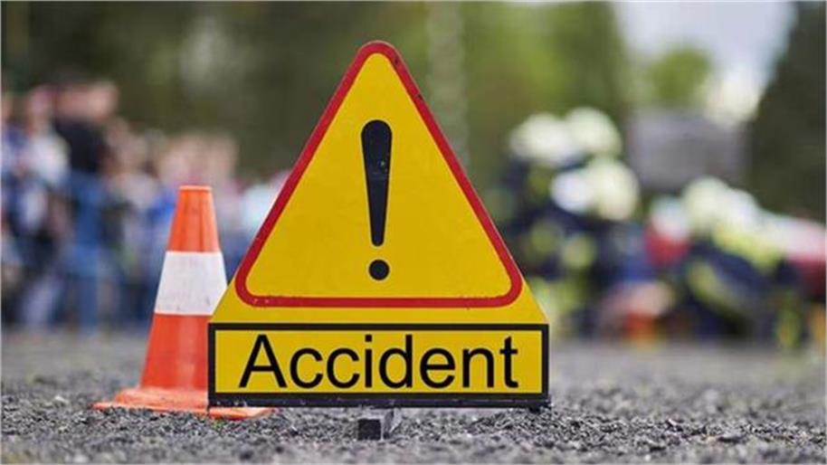 अनियंत्रित होकर बिजली के पोल से टकराई बाइक, युवक की दर्दनाक मौत