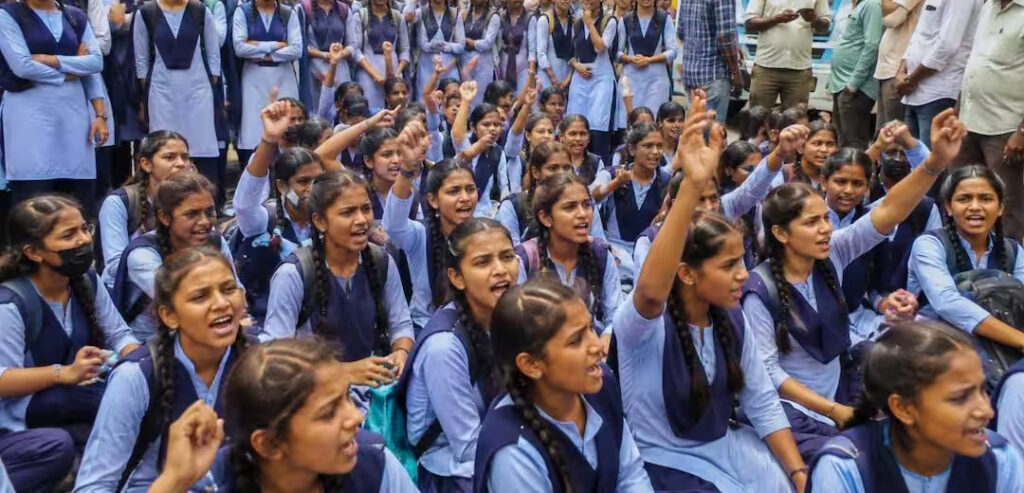 विदिशा में Gen Alpha का प्रदर्शन, बस किराया बढ़ने पर आक्रोश