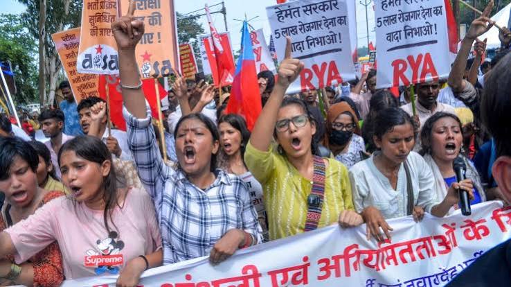 विधानसभा घेराव’ मार्च : छात्रों पर पुलिस ने चलाया वॉटर कैनन, बैरिकेड पर चढ़कर प्रदर्शनकारी ने किया डांस