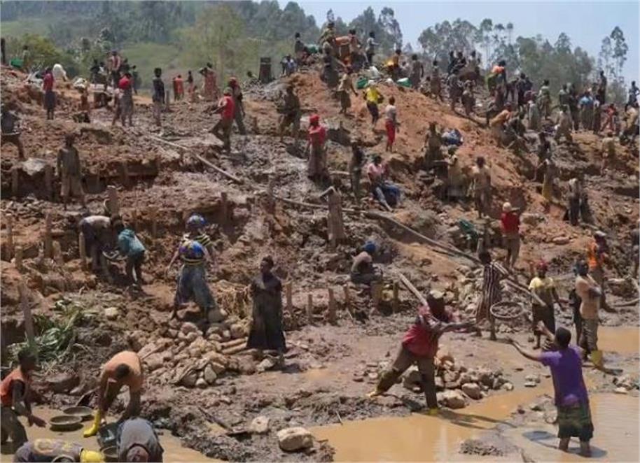 सोने की खदान धंसने से 30 खनिकों की मौत, मलबे में अब भी कई मजदूर फंसे