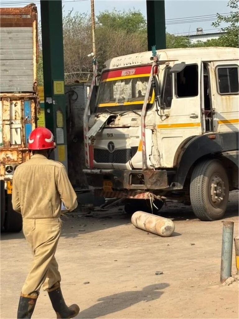 गैस सिलेंडर ले जा रहे ट्रक में आग लगने से भीषण विस्फोट, 1 की मौत, 5 घायल