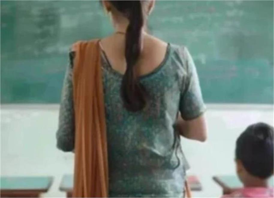 स्कूल में शिक्षक-शिक्षिका की हरकतों से परेशान हुए छात्र