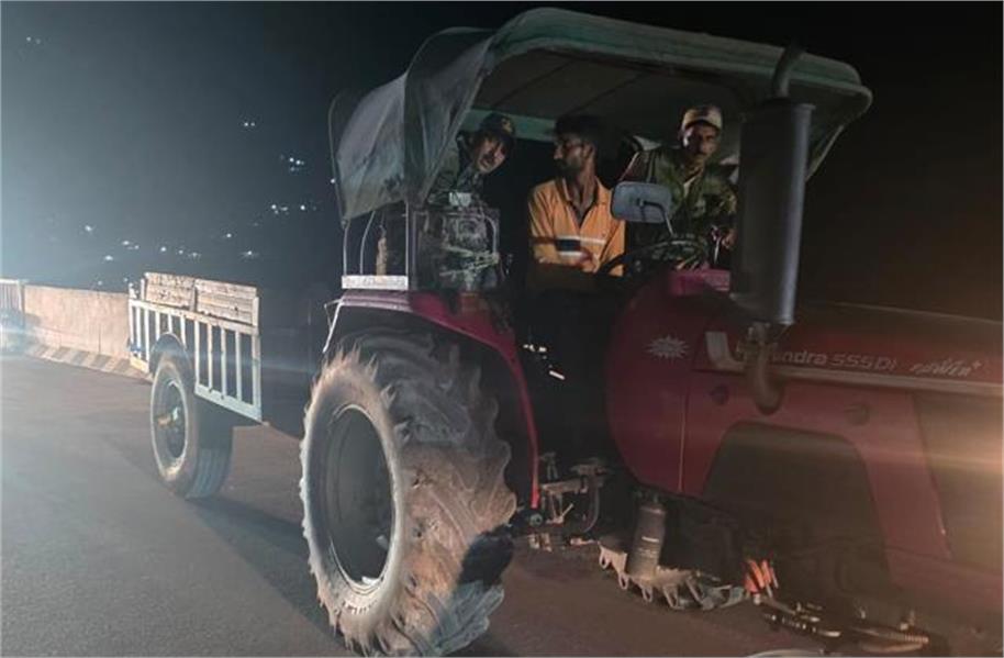 अवैध खनन के खिलाफ पुलिस का अभियान, 4 ट्रैक्टर-ट्रॉलियों पर कार्रवाई