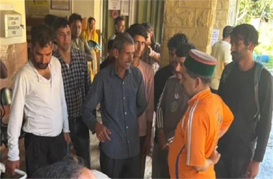 घर लाैट रहे युवकों की बाइक खाई में गिरी, तीनों की माैत; परिजनों में पसरा मातम