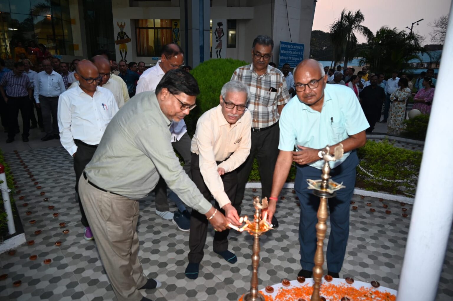 छत्तीसगढ़- रायपुर पॉवर कंपनी में प्रबंध निदेशकों ने जलाया‘‘ सेवा संकल्प का दीया‘‘