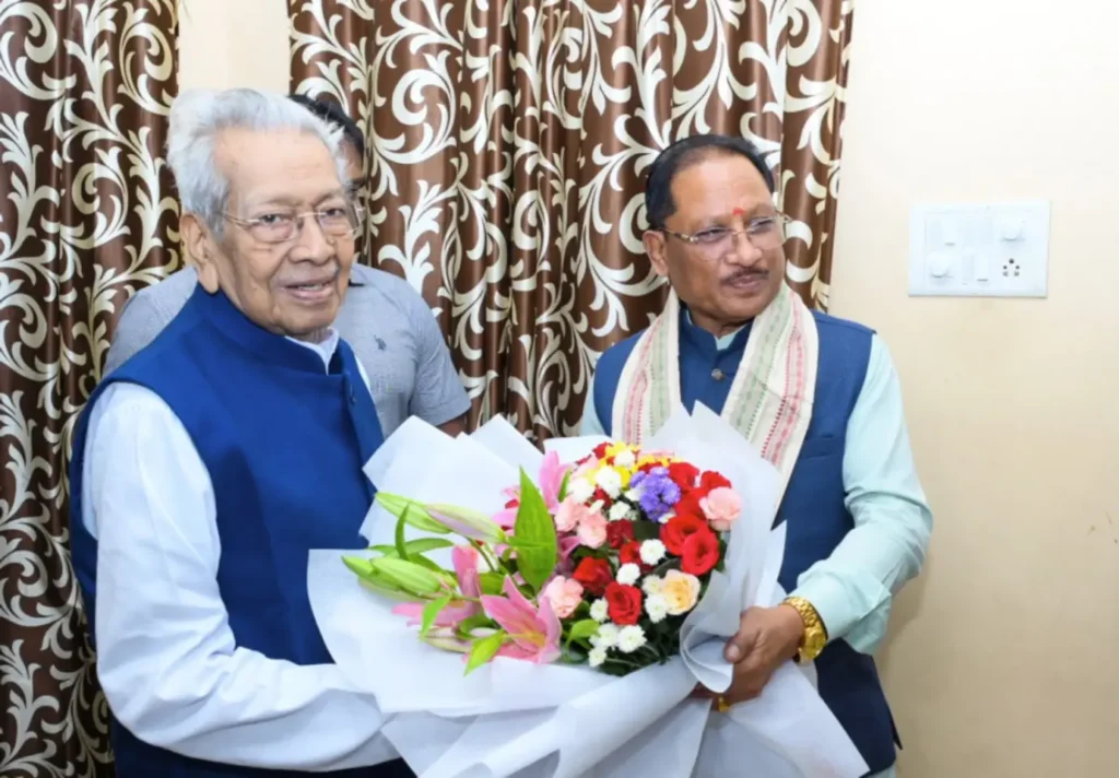 मुख्यमंत्री श्री विष्णु देव साय ने छत्तीसगढ़ के पूर्व राज्यपाल श्री विश्वभूषण हरिचंदन से की सौजन्य भेंट