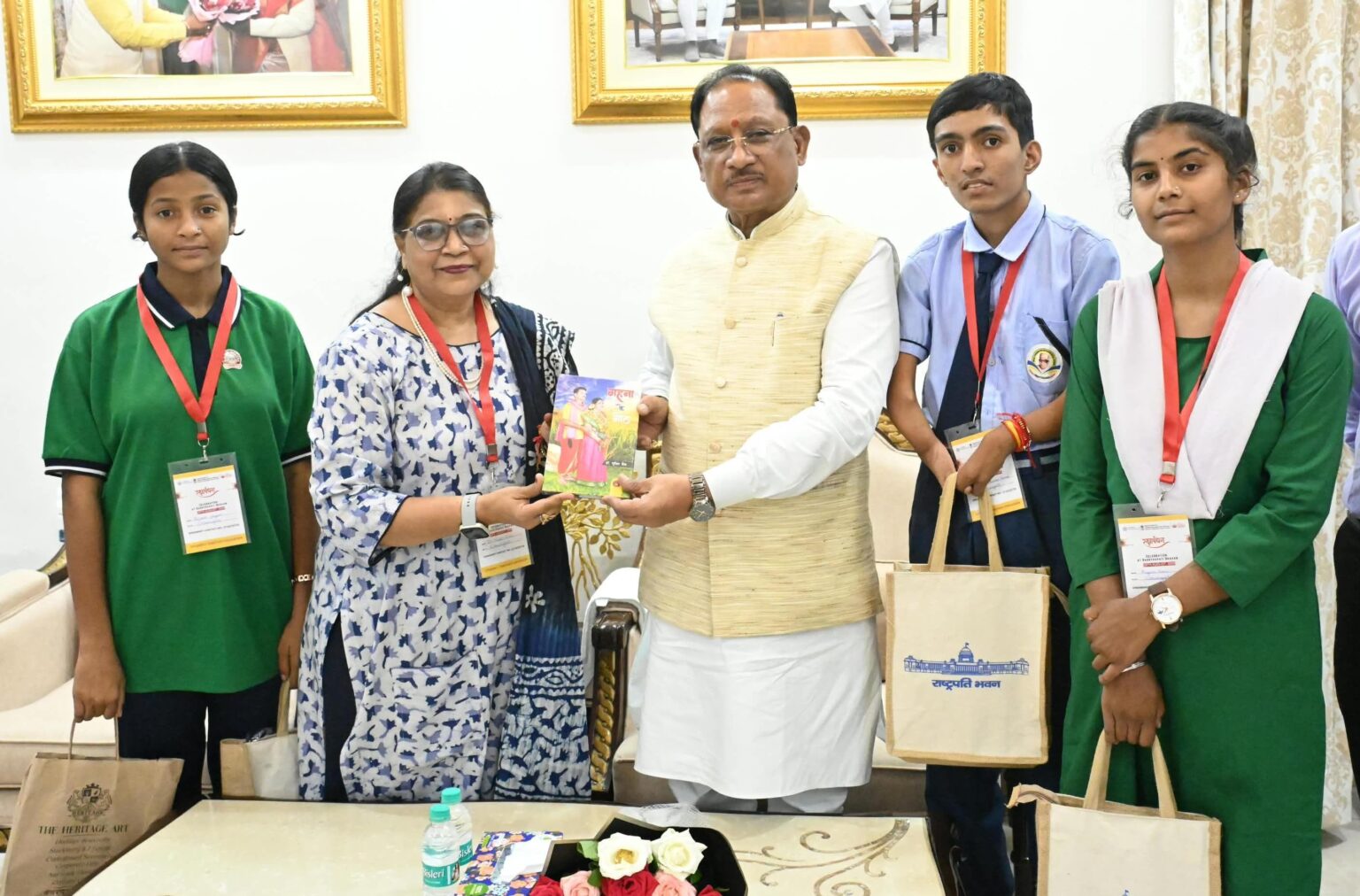 राष्ट्रपति से भेंट कर लौटे प्रतिभावान विद्यार्थियों ने मुख्यमंत्री श्री विष्णु देव साय से की सौजन्य मुलाकात