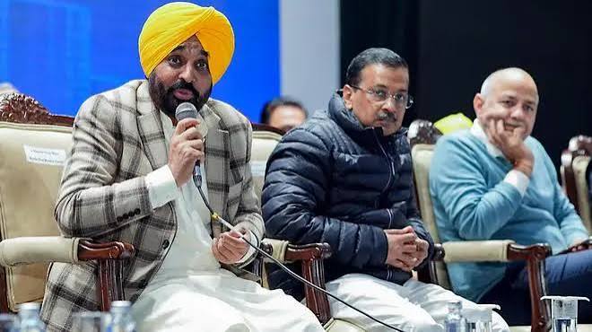 पंजाब में चुनाव से पहले सियासी बयानबाजी तेज, गैंगस्टर के AAP में शामिल होने पर उठा सवाल