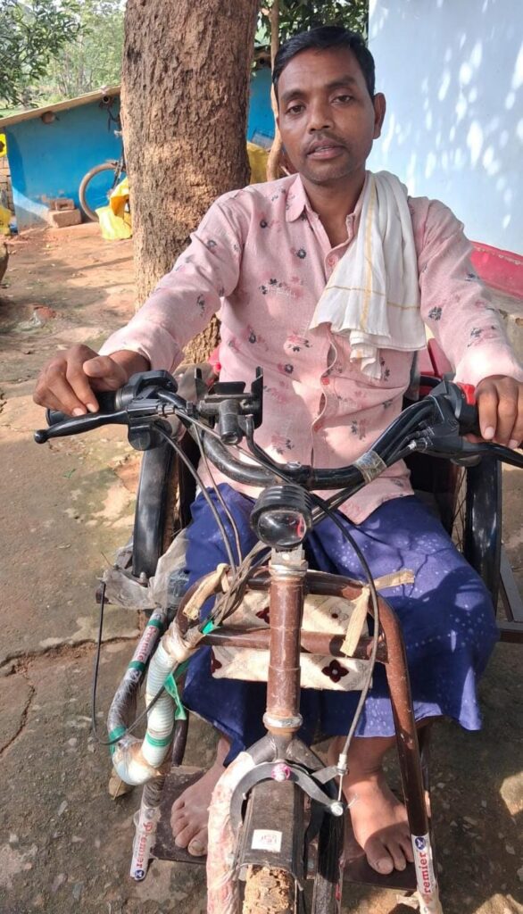 बैटरी चलित ट्रायसायकल से बदला 75% अस्थिबाधित सोमारू का जीवन, मिली आत्मनिर्भरता की नई उड़ान