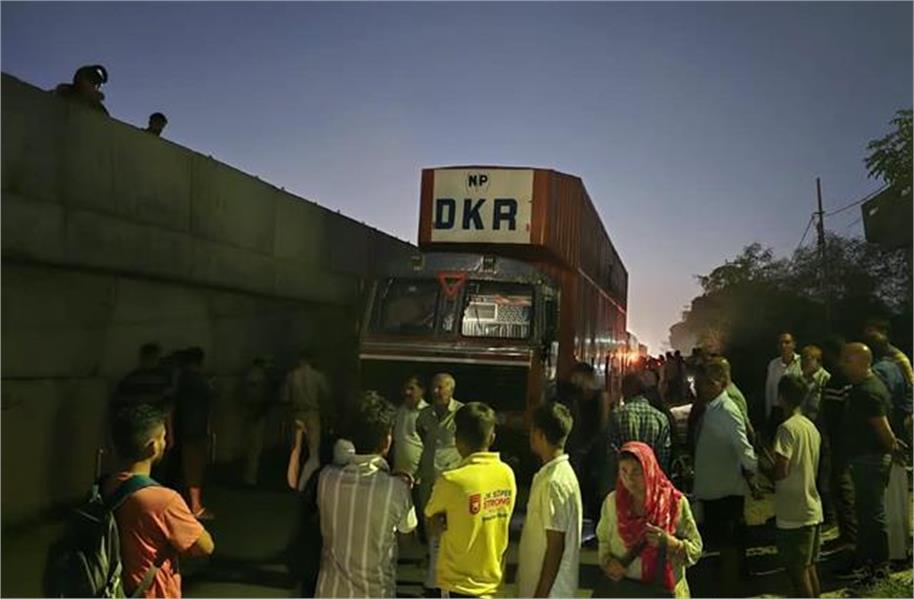 National Highway पर घटा सड़क हादसा, बाइक सवार ने मौके पर तोड़ा दम