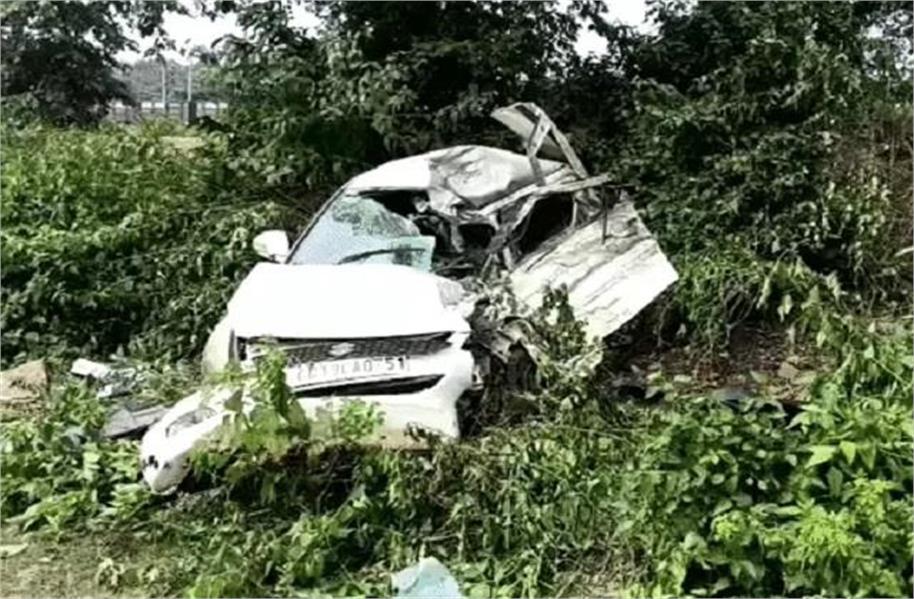 ट्रेलर से टकराकर खाई में गिरी कार, एक ही परिवार के 3 की मौत
