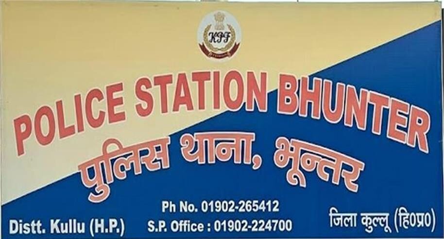 पहले साइकिल सवार को मारी टक्कर, फिर ट्रक में जा घुसी कार; 1 की मौत, 5 घायल