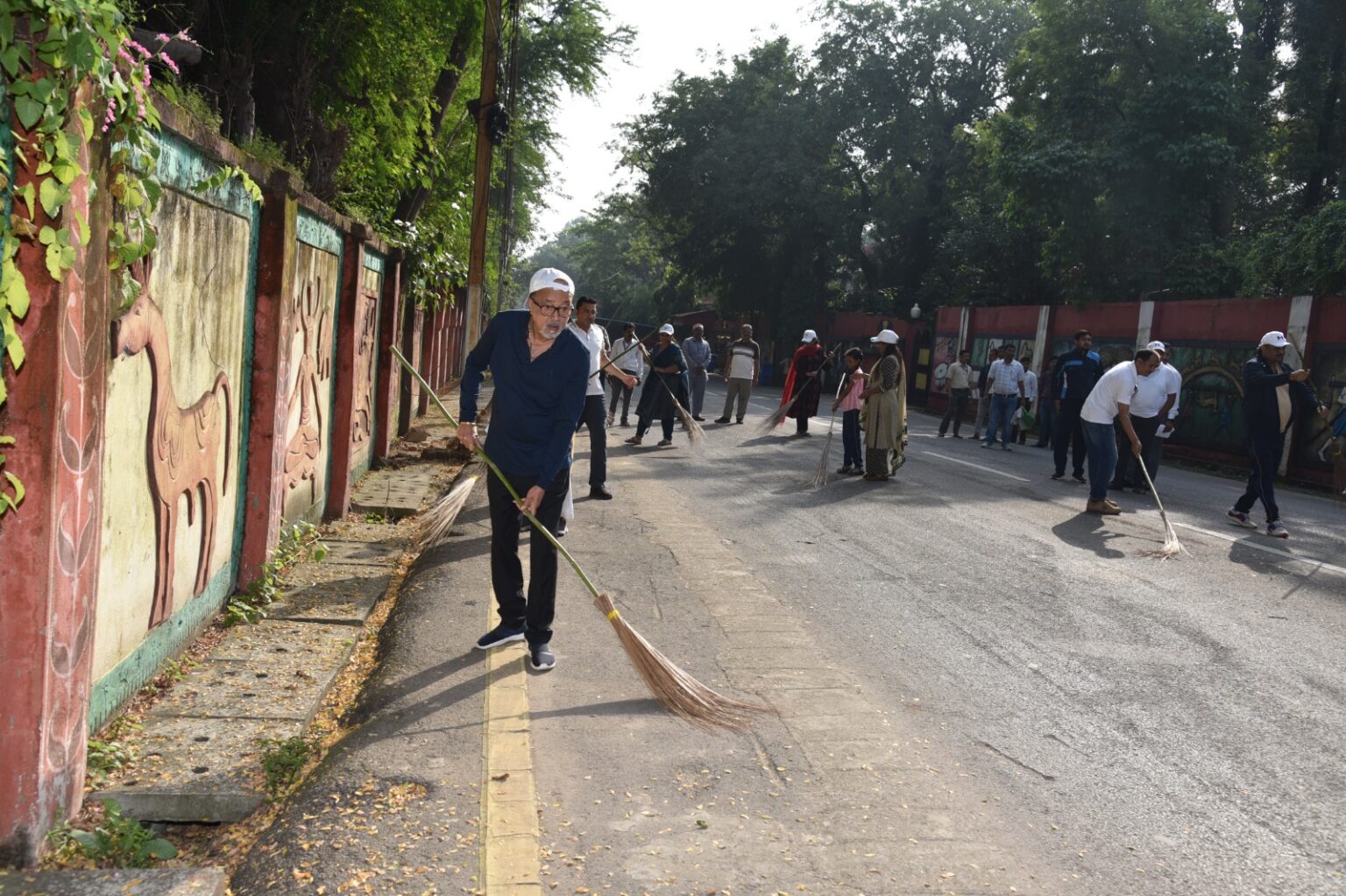 राज्यपाल श्री डेका ने गांधी जयंती पर की साफ-सफाई