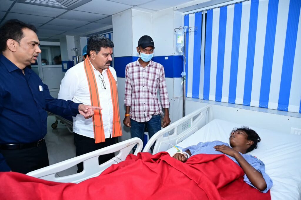 उप मुख्यमंत्री श्री विजय शर्मा ने अस्पताल पहुंचकर जाना सड़क हादसे में घायलों का हाल