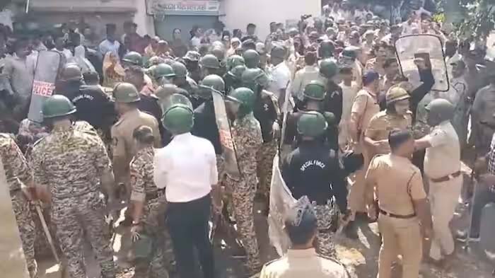 महाराष्ट्र के जलगांव में RSS के पथ संचलन पर बवाल, धार्मिक स्थल के सामने हुआ पथराव, पुलिस ने किया लाठीचार्ज