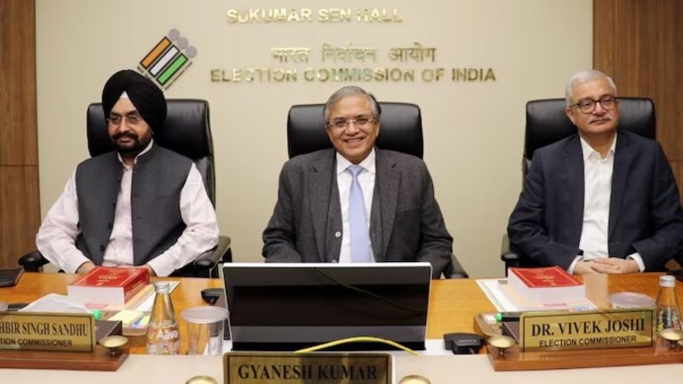 दो चुनाव आयुक्तों ने वरिष्ठ अधिकारी के खिलाफ दर्ज की थी शिकायत, कैबिनेट सचिव को लिखी चिट्ठी, खुलासे के बाद उठे सवाल