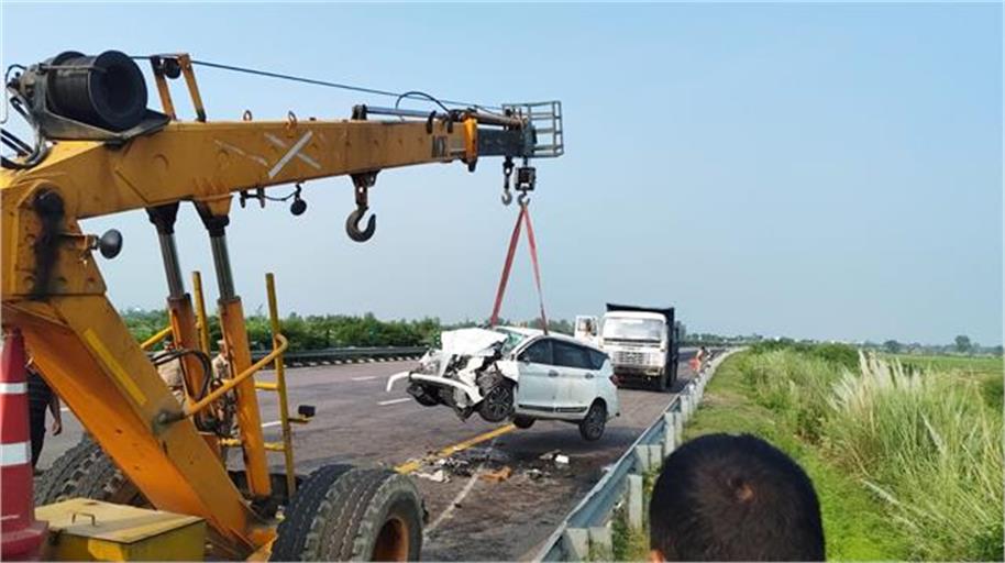 पूर्वांचल एक्सप्रेसवे पर तेज रफ्तार कार आगे चल रहे ट्रक के पीछे जा घुसी, 3 टेनिस खिलाड़ियों की मौत