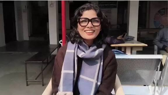 गायिका नेहा सिंह राठौर को सेक्स रैकेट से जोड़ने पर NCW सख्त, 15 दिन में मांगी एक्शन रिपोर्ट