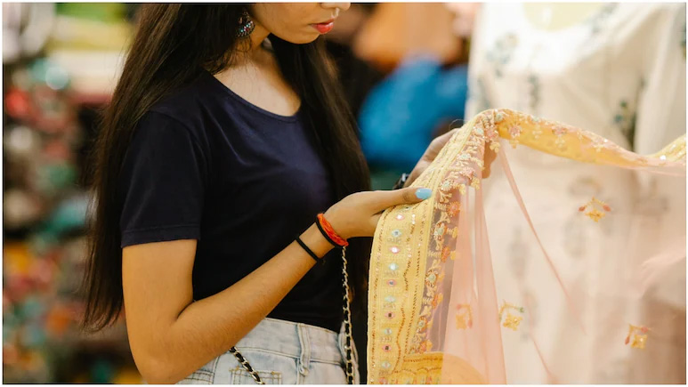 ‘भैया सबसे महंगी साड़ी दिखाओ’, टशन-टशन में महिला ने लुटा दिए 29 हजार रुपये, ऑनलाइन कीमत देख उड़े होश